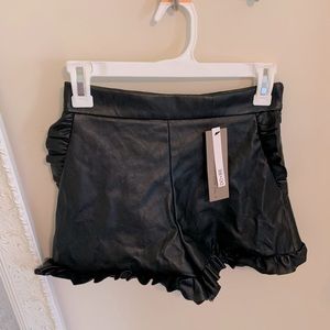 Leather ruffle shorts